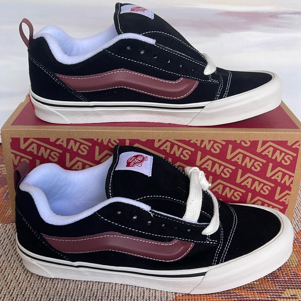 Vans Men’s Knu Skool
Black/Port
VN0009QC2Q1
Sneakers